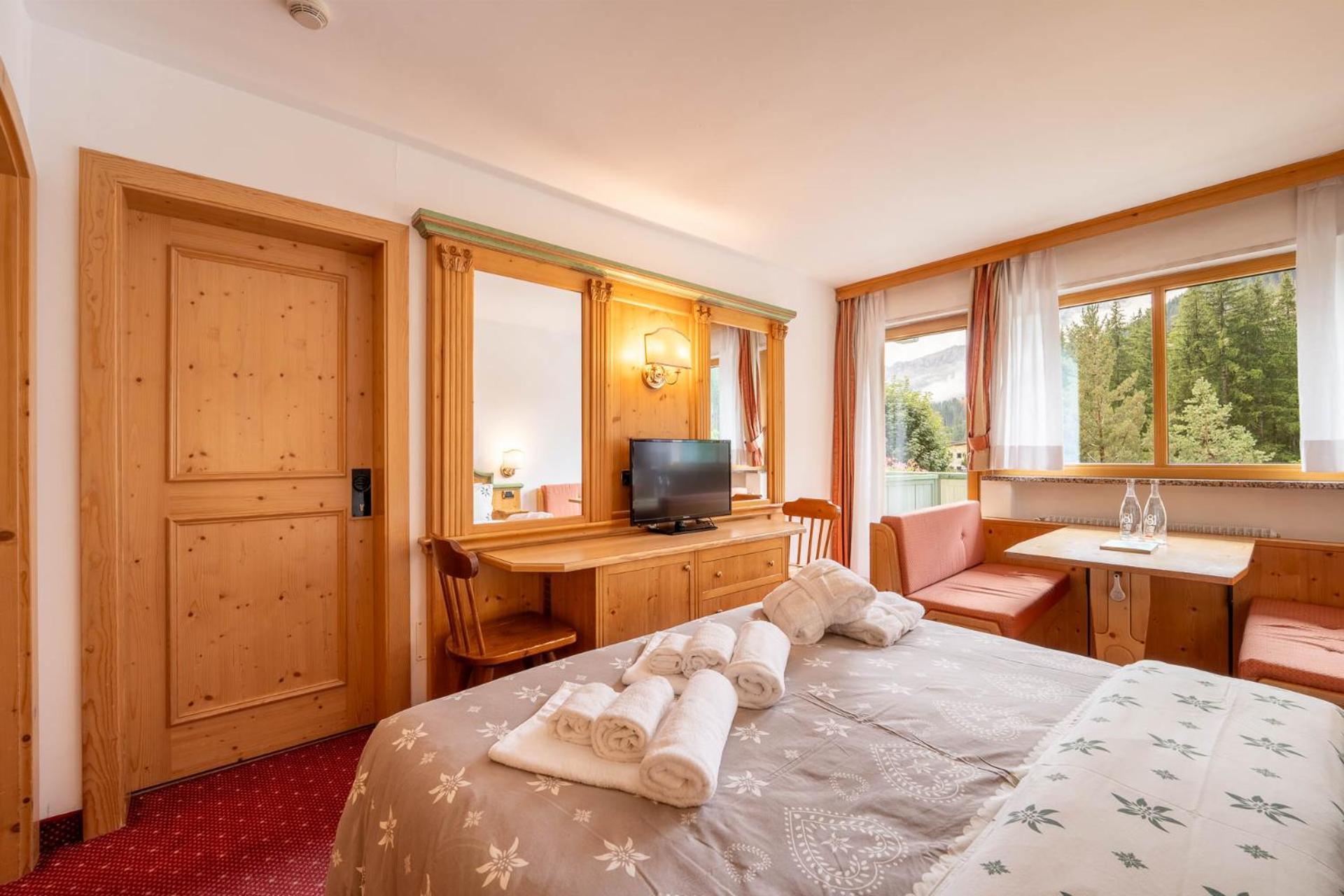 Hotel Dolomiti Schloss カナツェーイ エクステリア 写真