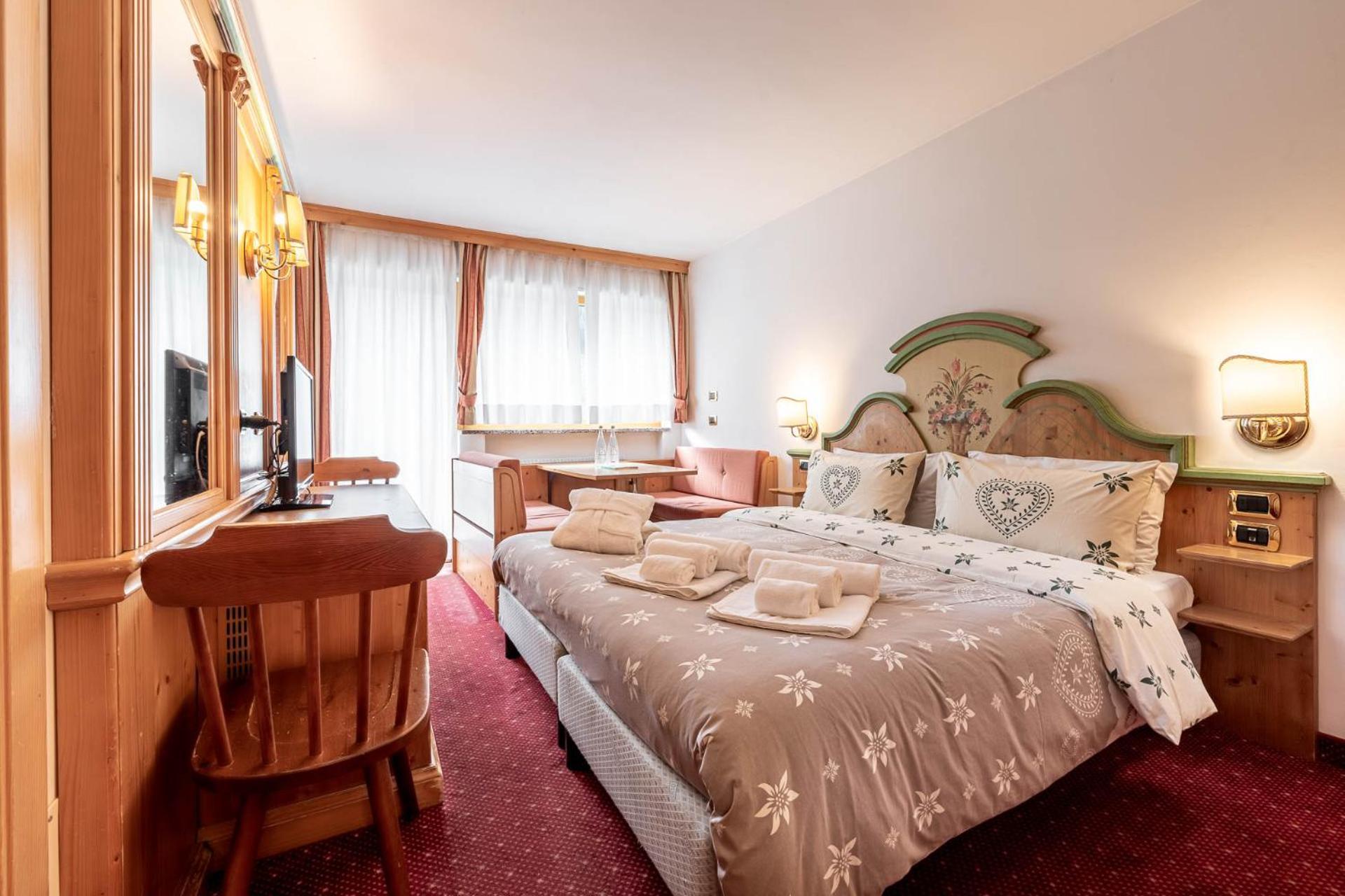 Hotel Dolomiti Schloss カナツェーイ エクステリア 写真