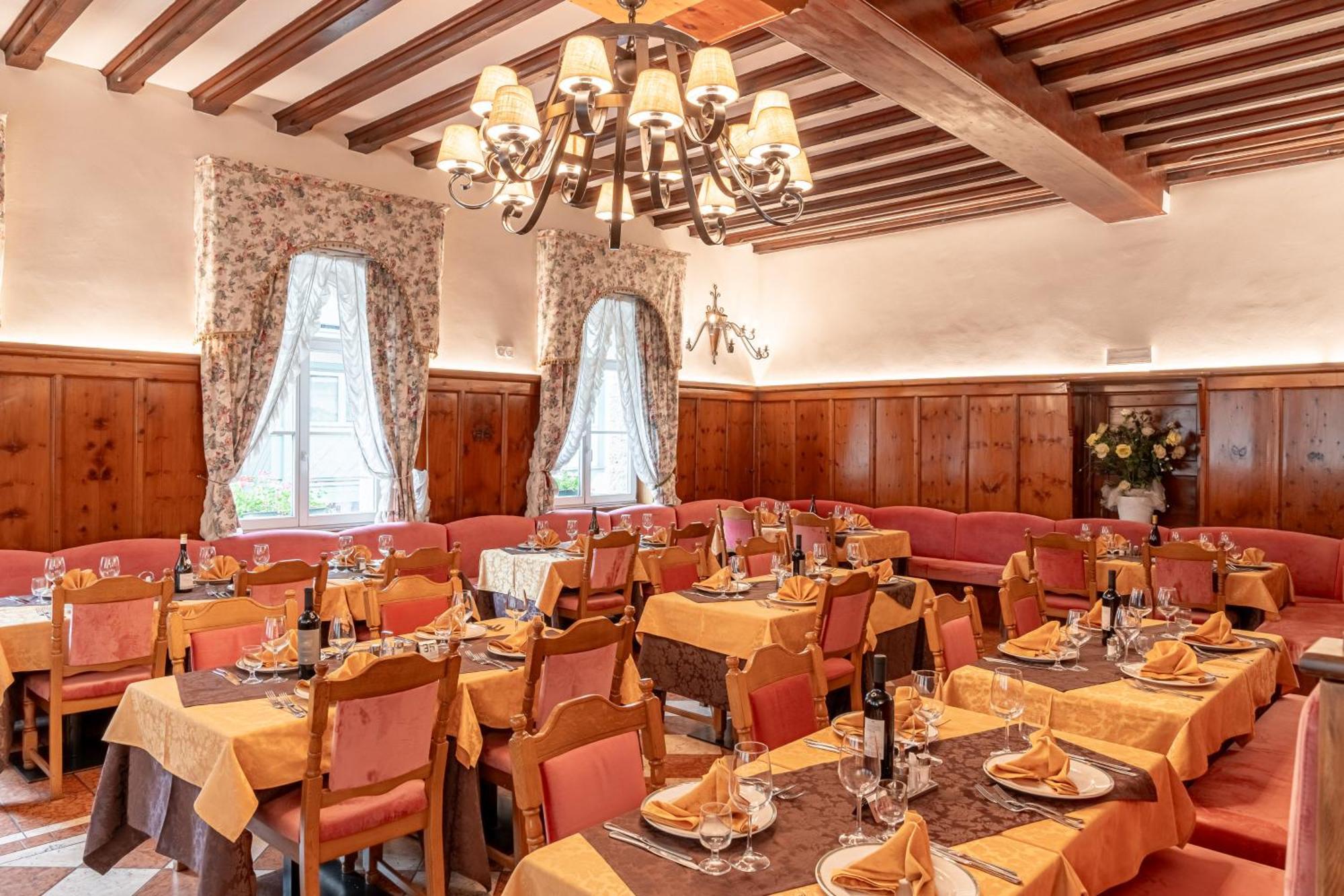 Hotel Dolomiti Schloss カナツェーイ エクステリア 写真