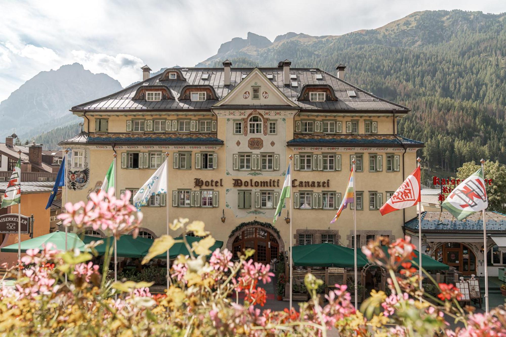 Hotel Dolomiti Schloss カナツェーイ エクステリア 写真