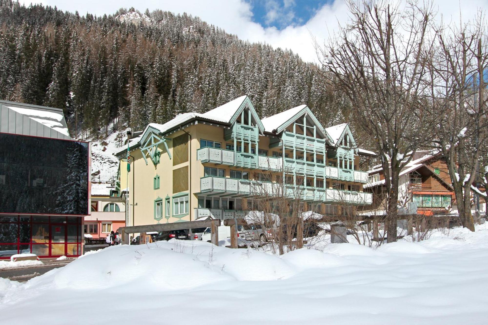 Hotel Dolomiti Schloss カナツェーイ エクステリア 写真