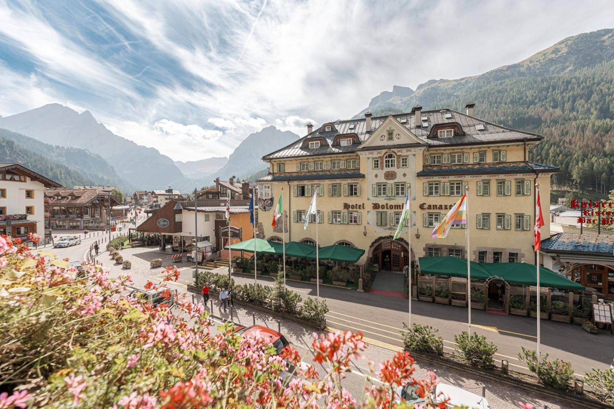 Hotel Dolomiti Schloss カナツェーイ エクステリア 写真