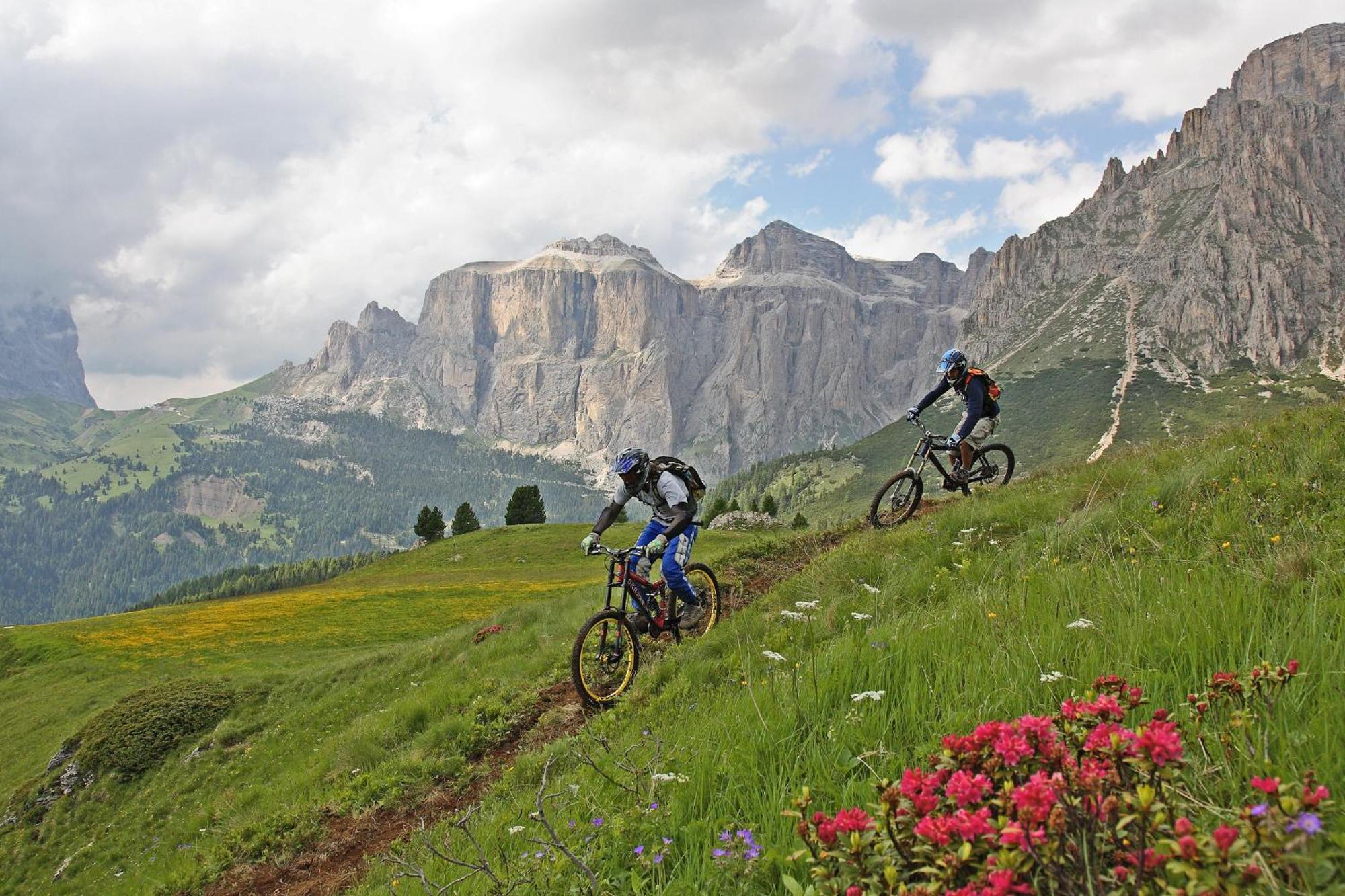 Hotel Dolomiti Schloss カナツェーイ エクステリア 写真
