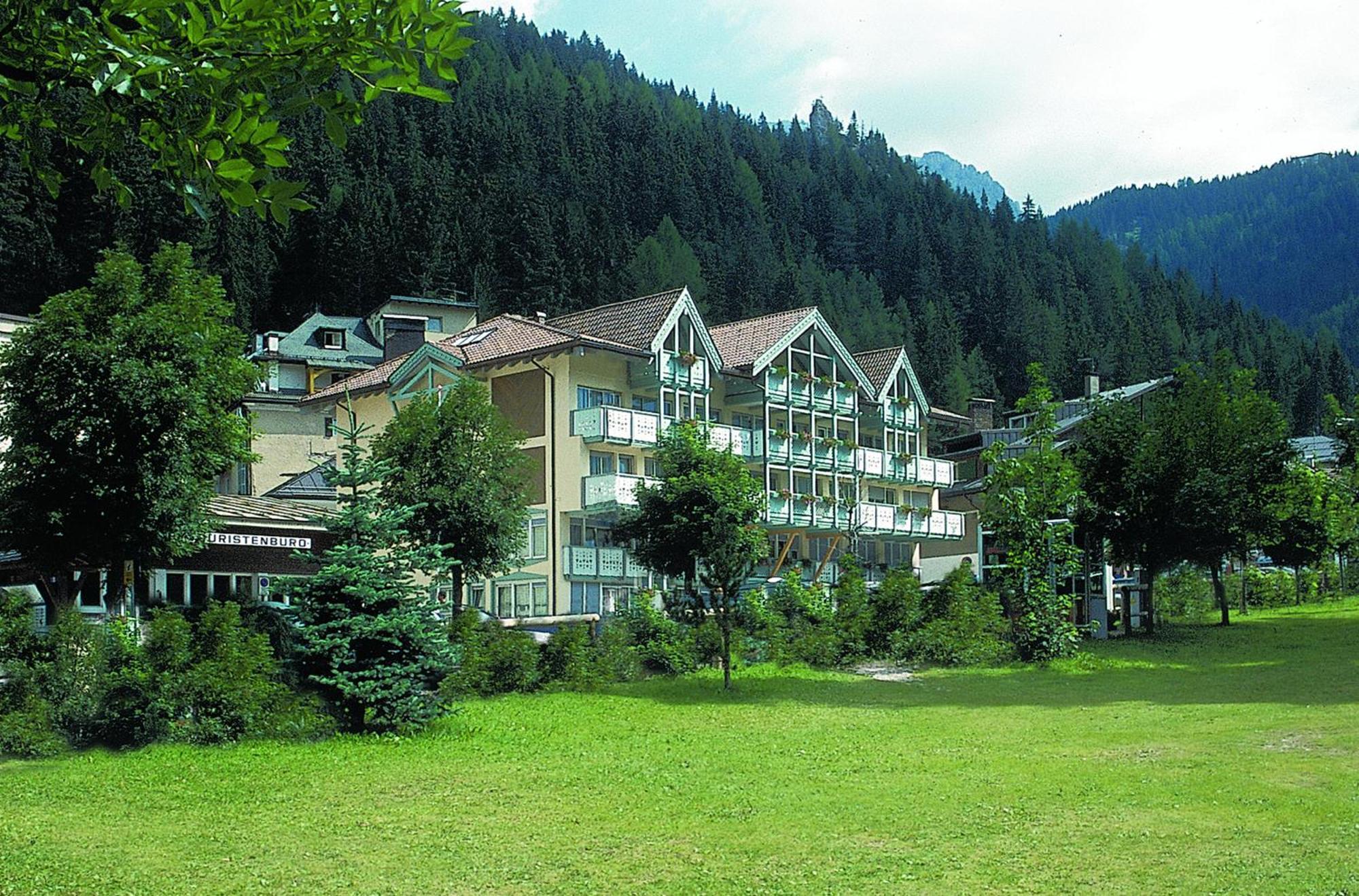 Hotel Dolomiti Schloss カナツェーイ エクステリア 写真